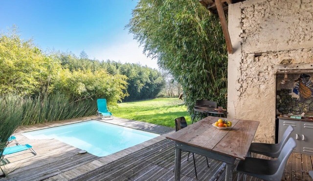 Le Chai: Between sea and mountains, spacious gîte with private pool.