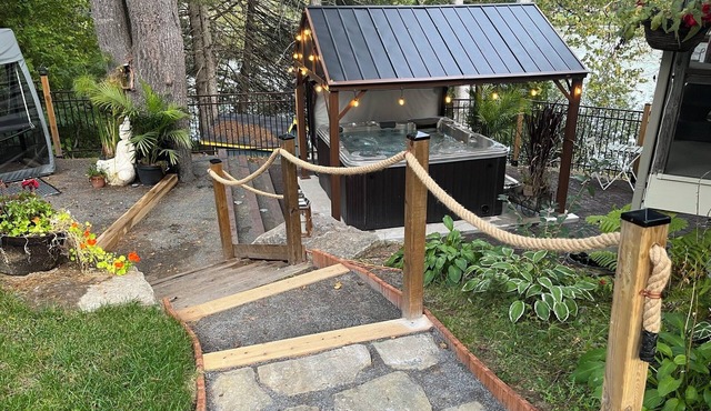Le chalet du bonheur is right on the lake, ideal for families.