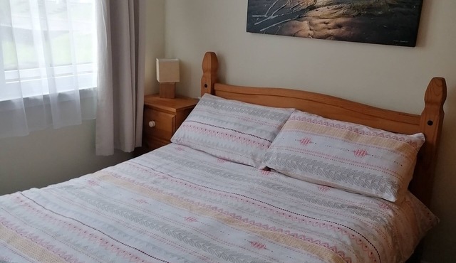 'Le Chalet' 2 bedroom sleeps 5 short walk to beach