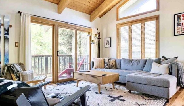 "Le Chalet Après" - Stylish Alpen Townhome - Walk to Express Bus