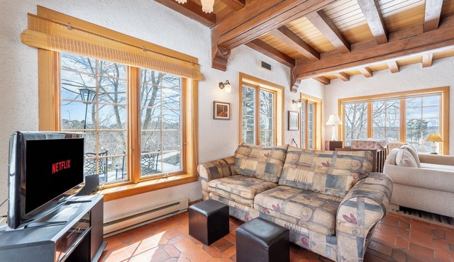 Le Chalet des Collines | Lake | 4-Season Spa & Sauna | Fireplace | St-Sauveur