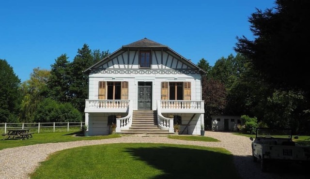 Le Chalet du Pêcheur, a large cottage between sea and water