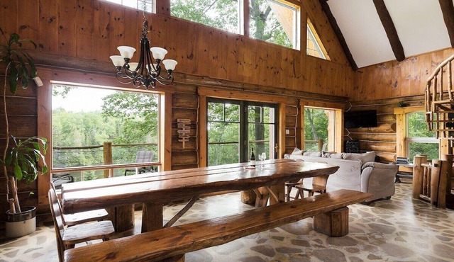 Le Chalet Inuksuk Log Cabin, Waterfront & Spa