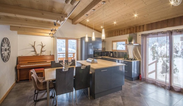 *Le Chalet J* summer 8 travellers/winter 6 travellers