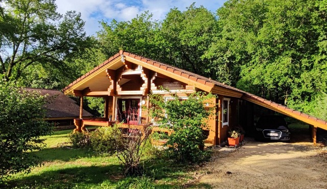 Le Chalet Le Roy in Mauroux – Relaxation, Nature & Family Fun!