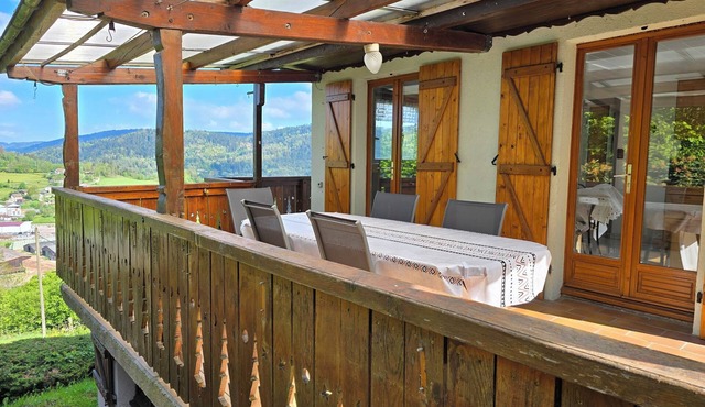 Le Chalet Sous les Sapins, Superbe Vue, Calme Avec Piscine et Sauna