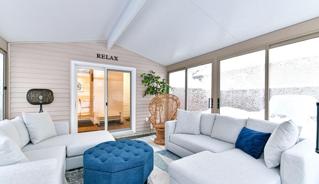 Le Chalet: Stylish 4bdrm Getaway w/ Hot Tub, Pool