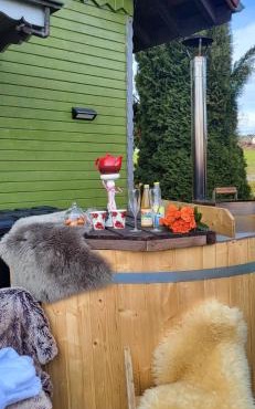 le chalet vert et bain nordique au feu de bois , prêt de raquettes des neiges gratuit