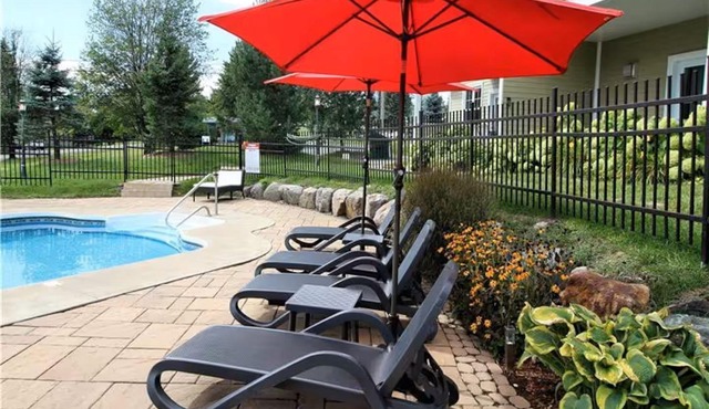 LE CHAMPLAIN CONDO 104, in BROMONT, View on the Pool and Mountain, CITQ#248205
