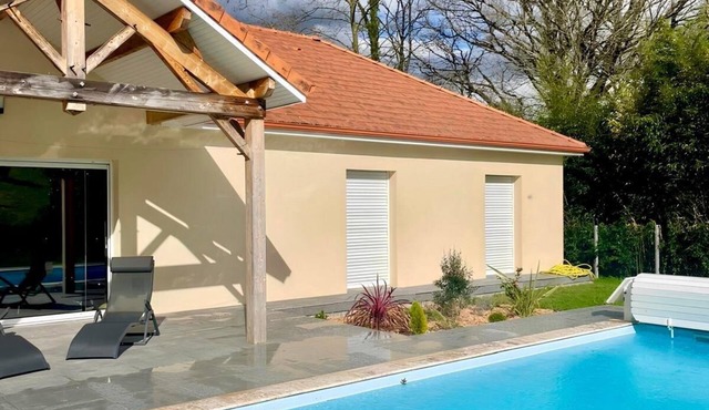 Le chant du Gave- Bright new house with swimming pool- River below