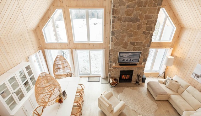 Le Chardonnay – Chalet with Private Spa, Lake Access.