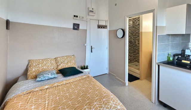 Le Charmant Studio 4 Face Gare, Wifi Gratuit et Proche Toutes Commodités