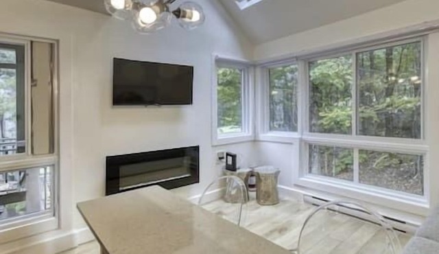 Le Chic Cabriolet: Cozy Ski Condo 300m to Lifts!