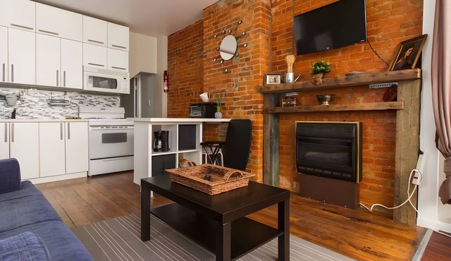 Le Chic Studio with W/D, AC, Private Patio, and fast WiFi in superb Fishtown
