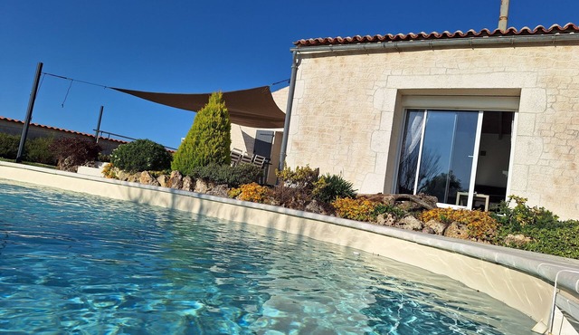 Le Clos de Champagnolles House. Rural tourism with private pool and games