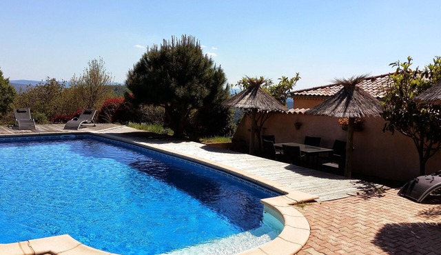 Le Clos des Mimosas -Les Roses- Gîte 4 pers. Terrace with trees. Shared pool.