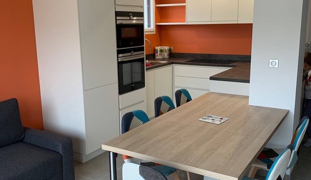 LE CLOS DES 2 CAPS - RENOVATED CONTEMPORARY 2 BED APARTMENT 2 STEPS FROM THE SEA