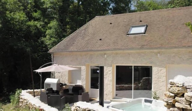 Le Clos des Deux Manoirs - Charming B&B with Jacuzzi & Private Suites