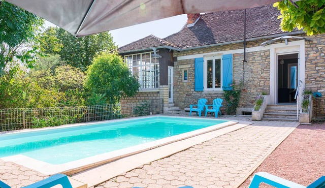 Le Clos des Poncétys > < Villa with swimming pool