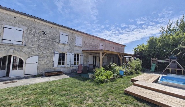 Le Clos des Vignes: the perfect place for a holiday with family or friends in Charente, featuring a swimming pool and private play areas