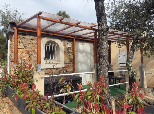 Le Cocon en pierre au coeur du Verdon gîte "Le Repos Des Chênes"