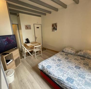 Le cosy- calme, idéale couple, business, longs séjours(WIFI, Netflix, stationnement public gratuit)