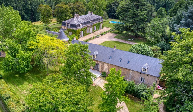 Le Domaine Des Ormeaux, 2 houses with large heated swimming pool and 4 ha park.