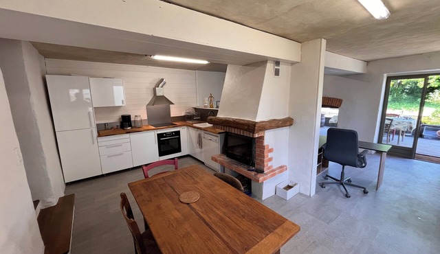 Le Domaine des Gameaux, gîte, large courtyard, kitchen area, games, workshops