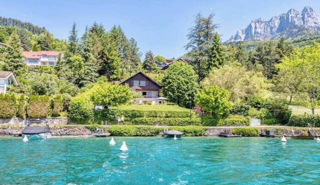 Le Fartot: Rustic House with Private Dock.