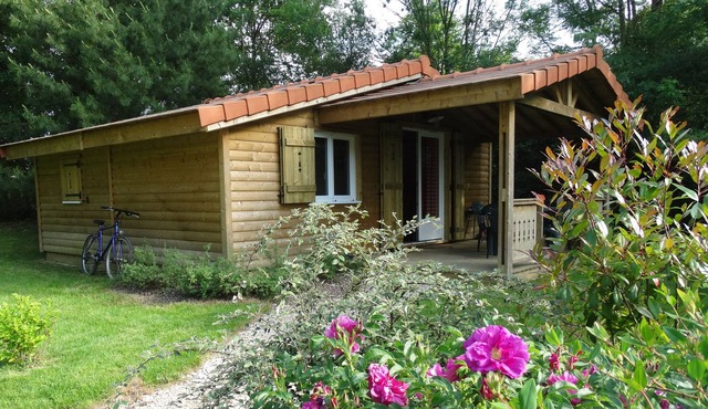 LE FAY: Chalet LE SARCELLE on the edge of a pond surrounded by nature