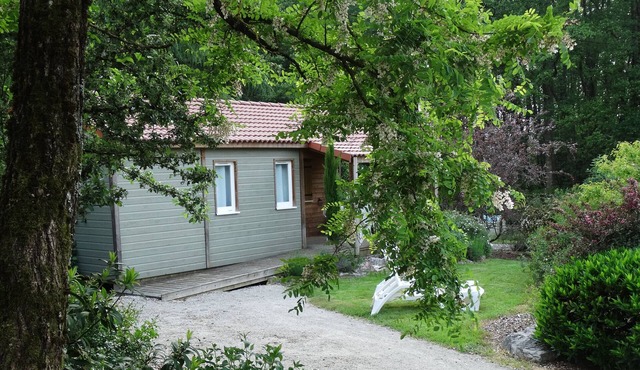 LE FAY: Chalet (Vanneau) on the edge of a pond surrounded by nature