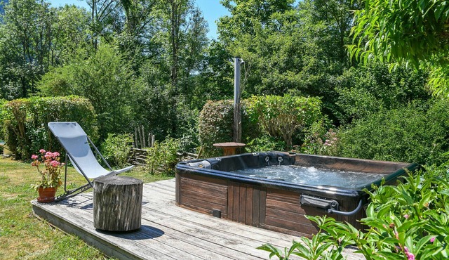 Le Fayard Loft – Character Apartment in Renovated Farmhouse, Hot Tub, Mountain Views