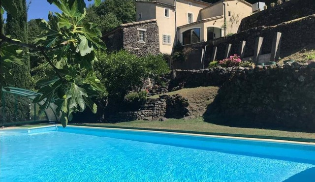 Le figuier" apartment nestled in greenery at the foot of the river