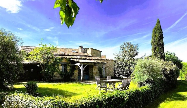 Le Figuier is a holiday home in the Dordogne with a private swimming pool