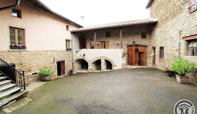 Le Dolmen - Vaugneray - St-laurent-de-vaux