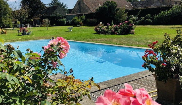 Le gîte de la Bergère, a welcoming, cozy gîte facing the pool.