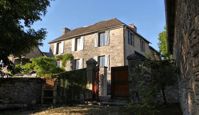 Le gîte de la glycine, renovated house, terrace with magnificent view, enclosed garden