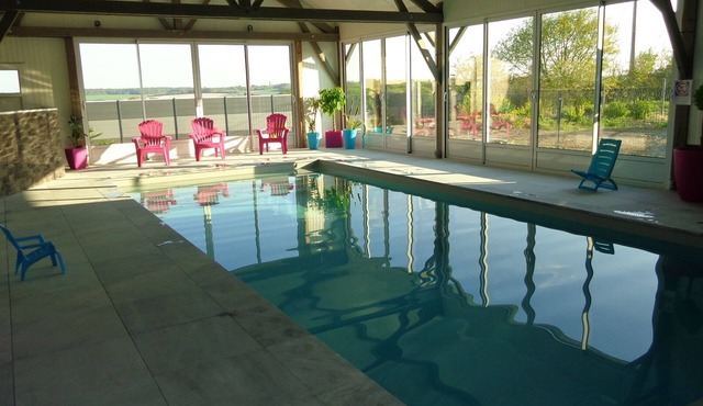 Le gîte des chevrettes, on a farm, heated indoor swimming pool, castles