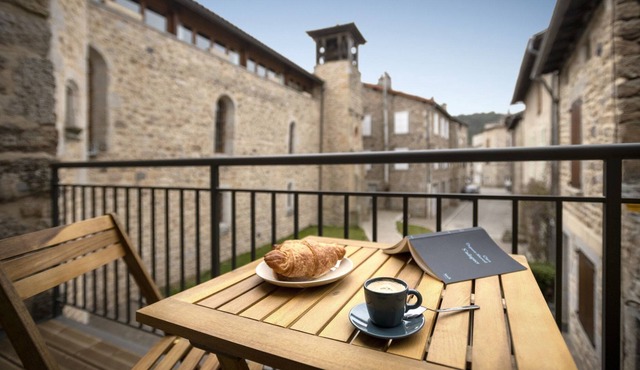 Le Gîte des Remparts au Cœur de la Cité Médiévale du Malzieu-ville