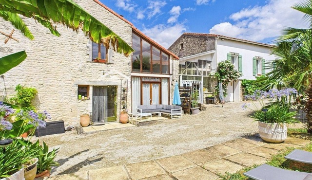 Le Gîte Dorothée located in Dampierre sur Boutonne. Pets allowed.