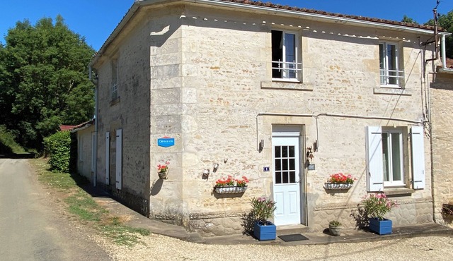 Le Gîte au Coin des Abeilles - Lovely rural three bedroom stone gîte with pool