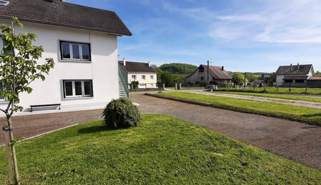 Le Gîte de Corcelles – Spacious Ground Floor Apartment with Terrace and Parking
