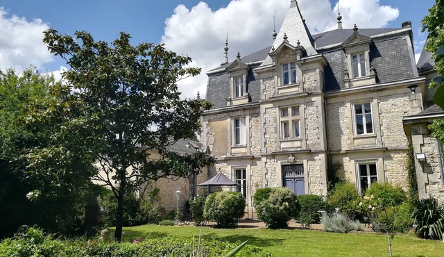LE GITE DU CHATEAU NEAR MARAIS POITEVIN