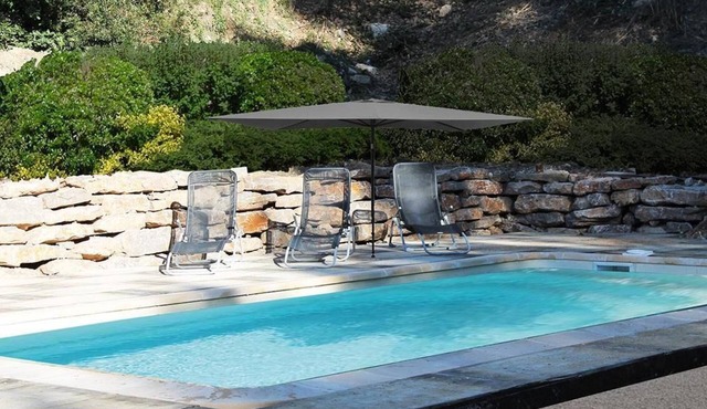 Le gîte du Paradaou with swimming pool and air-conditioning in a peaceful Provencal setting