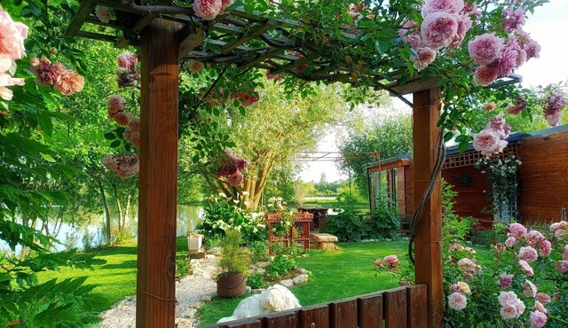 LE GRAND CABANON EN BORD D'ETANG