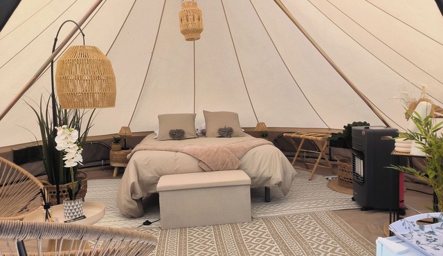 Le grand chêne" lodge tent with private Jacuzzi