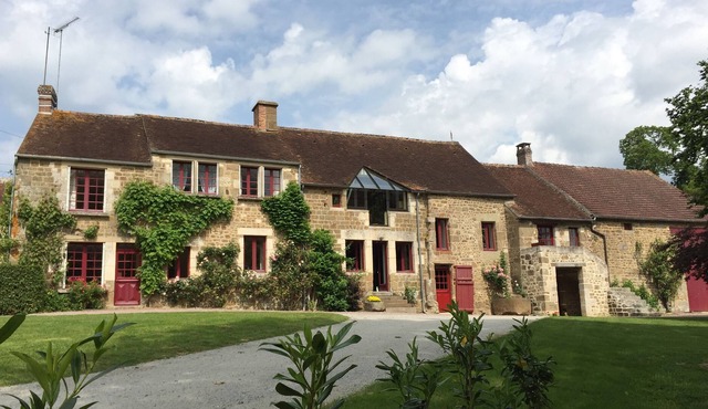 LE HAMEAU DU MARAIS, old 18th century farmhouse in the heart of the Orne