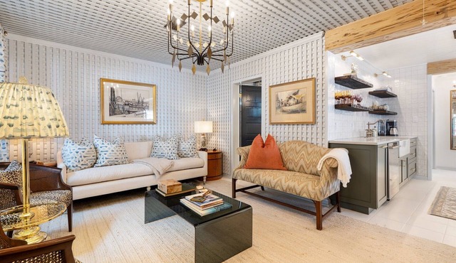 Le Hibou Blanc (A) - Fairhope: Laid-back Sophistication