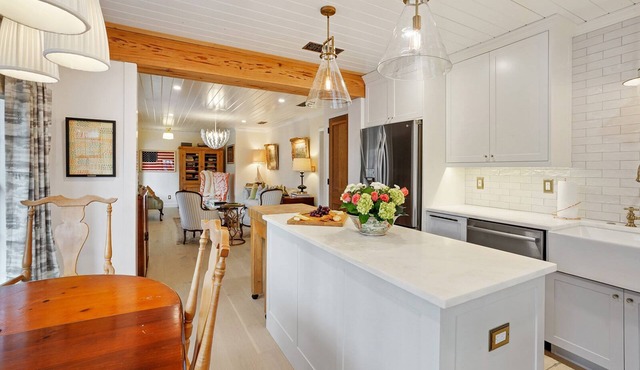 Le Hibou Blanc (B) - Fairhope: Laid-back Sophistication