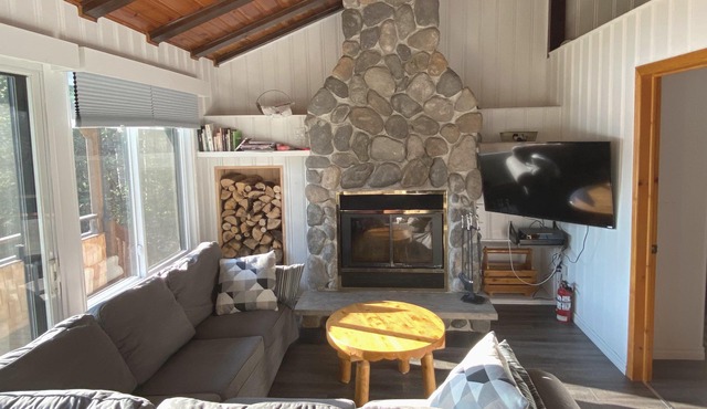 Le Huard – Cozy Fully Equipped Lakefront Chalet, Spa, Private Beach & Dock